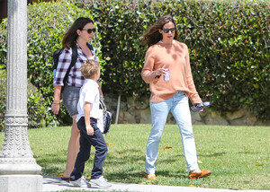 Jennifer+Garner+out+and+about+aNOBzDqTA7tx.jpg