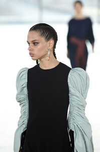 230717985_ToryBurchFallWinter2019FashionShowRunway19R2NBIoRQOx.thumb.jpg.6be8e9cc651c51ccfacfa62e99b0ea40.jpg