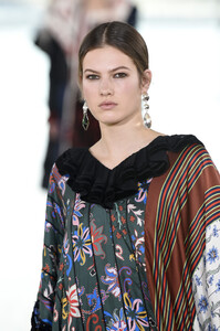 235542544_ToryBurchFallWinter2019FashionShowRunwaygHHJjVD3AdDx.thumb.jpg.7fe72fa7931748be29161aa08f395ad2.jpg
