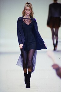 243323552_blumarine-fw-1994(5).thumb.jpg.16094bcd1300cca6fcb818e82e8e2418.jpg