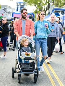 Whitney+Port+shopping+Farmer+Market+Studio+jAdNSXmT9VNx.jpg