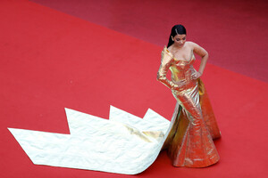 252321741_AishwaryaRaiHiddenLifeUneVieCacheRedlSSCqwSDE6px.thumb.jpg.2846f1c31ac8727a300406caf34ef0f8.jpg