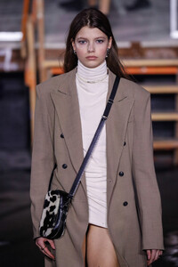 265828953_JohnElliottRunwayFebruary2019NewYorknEjam_lreGex.thumb.jpg.6652125b0c289c5e3eb539af165847ef.jpg