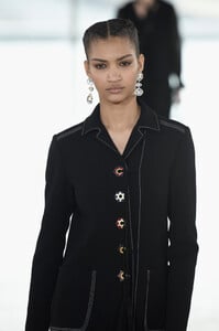 267758986_ToryBurchFallWinter2019FashionShowRunwaykK-hXNT6bJlx.thumb.jpg.54c77decc738ea9af851cb5659d10fdf.jpg