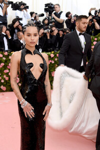 Zoe+Kravitz+2019+Met+Gala+Celebrating+Camp+AMkXvmaP3dCx.jpg