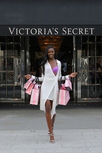 [1149301340] Victorias Secret Angel Leomie Anderson visits Bond Street Store to launch the new Incredible collection.jpg