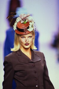 379942561_anna-sui-ss-1995(1).thumb.jpg.1dfa2eea6a0b28bfa9a4163795bacacd.jpg