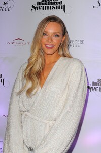 [1148373954] SI Swimsuit On Location After Party.jpg