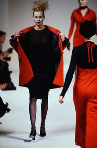391028130_betty-jackson-fw-1997(6).thumb.jpg.9779eaa397006b245e1491430a078e54.jpg