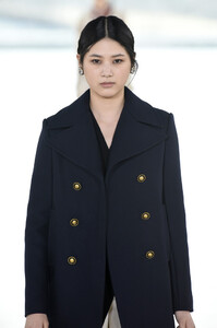 396747250_ToryBurchFallWinter2019FashionShowRunwayNVyFNubLahQx.thumb.jpg.fc5d3c7d2cdd9b6d05f1d3618499a742.jpg