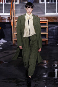 401286710_JohnElliottRunwayFebruary2019NewYork-1r43N3uUBwx.thumb.jpg.3d9c306ddd2735428437c7669f460c38.jpg