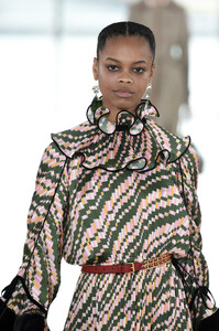 402170820_ToryBurchFallWinter2019FashionShowRunwaywRtFBPckOxLx.thumb.jpg.07035904f64e917864ccda436284a64e.jpg