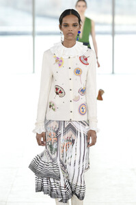 415669099_ToryBurchFallWinter2019FashionShowRunwayplzv4kqj56Yx.thumb.jpg.b9478bb18a2195b4bc4056ba804501db.jpg