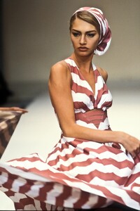 426210702_AzzedineAlaia1990WomenRTW32.thumb.jpg.5870fbb687bc8795b098a4dda421c63e.jpg