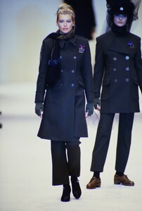 427733022_blumarine-fw-1994(29).thumb.jpg.8db8f174cd4a6c04c012483c0c76ba08.jpg