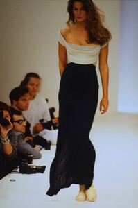 464525823_herve-leger-ss-1994(7).thumb.jpg.caa1f7141541da20a48f296558e1102e.jpg