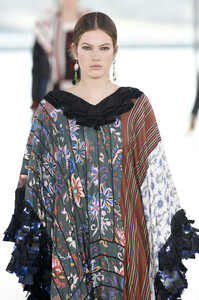 466654985_ToryBurchFallWinter2019FashionShowRunwayvGW7cZAyXG9x.thumb.jpg.957057d0810c4231e9ada8b9d5f3d1cc.jpg