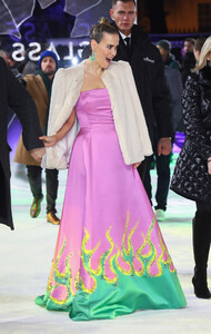 46740955_SarahPaulsonUKPremiereNightShyamalani_DBaHH95pQx.thumb.jpg.227d17a188f9fe3df209f743221c4849.jpg
