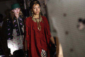 47475835_GucciCruise2020Runway2Cl6V-ZnOAax.thumb.jpg.c4886a4faab7c4540b3bc69ee2cc3b67.jpg