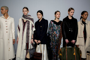 493842797_tory-burch-bks-g-rf19-5080(1).thumb.jpg.ae5595d0d08aa3d5d8224dd80b75a4fb.jpg