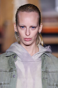 4959605_JohnElliottRunwayFebruary2019NewYorkqfS7xEFqdy1x.thumb.jpg.4d89ec63fbf7ee4db76f257ad2f18a5d.jpg