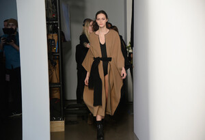 497170137_NoonNoorBackstageFebruary2019NewYorkJV18AbpCjq9x.thumb.jpg.f92a4a1b941a50adf093416174683566.jpg