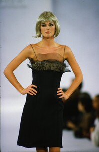 548712834_carolina-herrera-ss-1996(2).thumb.jpg.fa1c1e32d7edf6d8899317384500871a.jpg