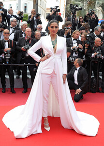 Sonam+Kapoor+Once+Upon+Time+Hollywood+Red+oNGW_vIeSYsx.jpg