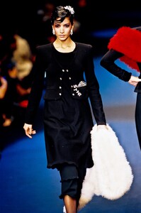 56737169_SoniaRykiel1995WomenRTW118.thumb.jpg.8215c1d7772c1a31702fc38c47a83075.jpg