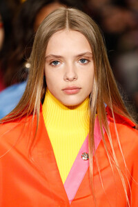 573363926_CarolinaHerreraRunwayFebruary2019Newzc4lW7Dvsu2x.thumb.jpg.c83620953e321ee00b152200e1874d55.jpg