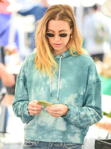 Whitney+Port+shopping+Farmer+Market+Studio+rEAtLsD5_ODx.jpg