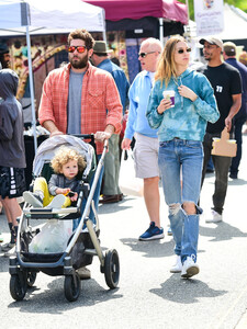 Whitney+Port+shopping+Farmer+Market+Studio+4xM2VCPyD3Cx.jpg