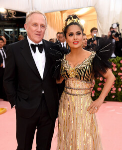 589999639_SalmaHayek2019MetGalaCelebratingCamp-R6cG8zZsKEx.thumb.jpg.28367299e1594838a9f1e0be2d87e30f.jpg