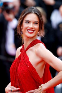 Alessandra Ambrosio - Sayfa 3 598184746_1149312660LesMiserablesRedCarpet-The72ndAnnualCannesFilmFestival.thumb.jpg.e5566efc0cc503d5ab25927b3022e020