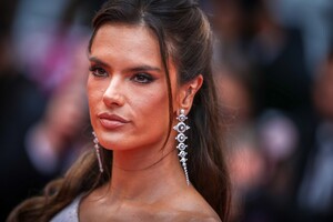 Alessandra Ambrosio - Sayfa 3 610795434_ale150519BZNimage104.thumb.jpg.e8f0fc10358879efaa1213ad8708c3ac