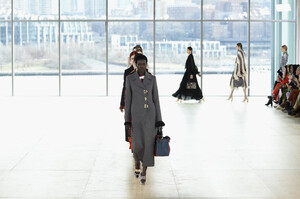 619185123_ToryBurchFallWinter2019FashionShowRunwayfvEjjlJ2o_dx.thumb.jpg.02ec0d122a152548a5f71f36cfdf6638.jpg
