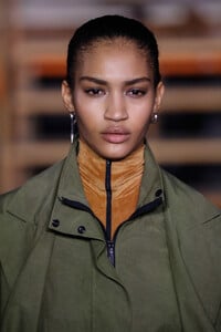 624480049_JohnElliottRunwayFebruary2019NewYorkTgApaHR5Rdnx.thumb.jpg.9c96ede9b30811021393e014f155400d.jpg