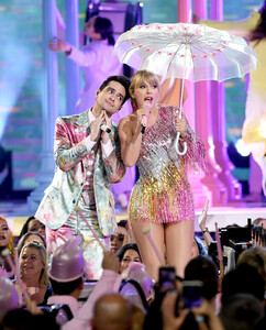 Taylor Swift perform onstage during the 2019 Billboard Music Awards at MGM Grand Garden Arena on May 01, 2019 in Las Vegas, Nevada. 5.jpg