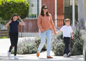Jennifer+Garner+out+and+about+h_flO3Ky3c_x.jpg
