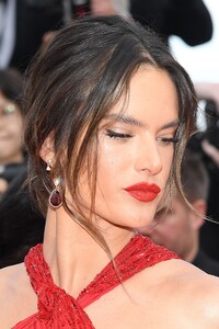 Alessandra Ambrosio - Sayfa 3 634247339_1149296612LesMiserablesRedCarpet-The72ndAnnualCannesFilmFestival.thumb.jpg.f5da89f6658ad2befcdd9d0ff5bba694