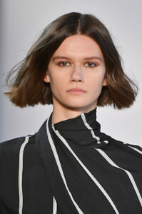 649902866_NoonNoorRunwayFebruary2019NewYorkFashionHN6dO5_kor8x.thumb.jpg.6f481ab223d9c692a8940a7aa4fc13fc.jpg