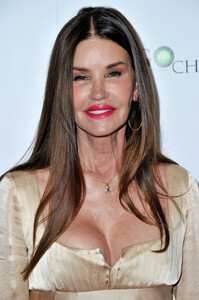 Janice+Dickinson+American+Icon+Awards+Arrivals+evVVA6nyIdOx.jpg