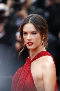 Alessandra Ambrosio - Sayfa 3 673867704_1149316413LesMiserablesRedCarpet-The72ndAnnualCannesFilmFestival.thumb.jpg.54fd33a3c6da06b4cd1dfe6ce53a471f