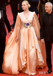 Elle-Fanning-In-Gucci-‘The-Dead-Don’t-Die’-Cannes-Film-Festival-Premiere-Opening-Ceremony-714x1024.jpg