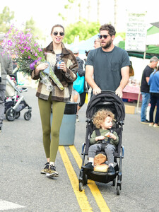 Ali+Fedotowsky+shopping+Farmer+Market+Bf5EZtzCC_Hx.jpg