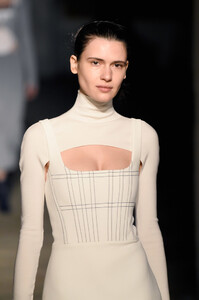 714940179_DionLeeRunwayFebruary2019NewYorkFashionimVk0px4Xh5x.thumb.jpg.c97f7ad1a01763cd5e7b53add3cf4752.jpg