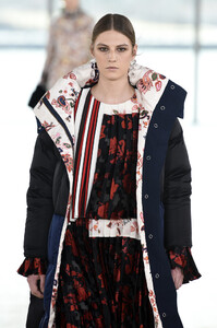 718539139_ToryBurchFallWinter2019FashionShowRunwayR1wwzcgAEkox.thumb.jpg.44fd953dda5266381492adb10cd881c2.jpg