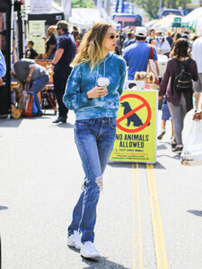 Whitney+Port+shopping+Farmer+Market+Studio+vZvMvAmMLkWx.jpg