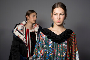 747605043_tory-burch-bks-g-rf19-5346(1).thumb.jpg.467495dbca455e8fe7ae924d1965862e.jpg