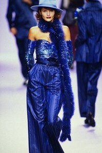 748050121_anna-sui-ss-1995(4).thumb.jpg.a1bc5e3ab25e94c9807785c0e67d1c6e.jpg